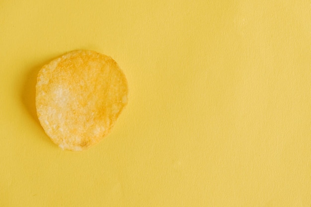 Batata frita em um fundo amarelo. vista do topo. copie, espaço vazio para texto