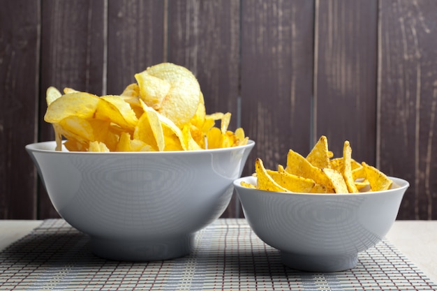 Batata frita na tigela sobre uma mesa