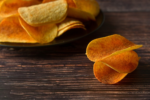 Batata frita sobre a mesa de madeira. Lanche crocante salgado.