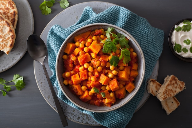 Batata y garbanzos al curry con pan naan