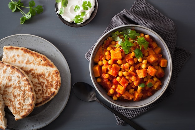 Batata y garbanzos al curry con pan naan