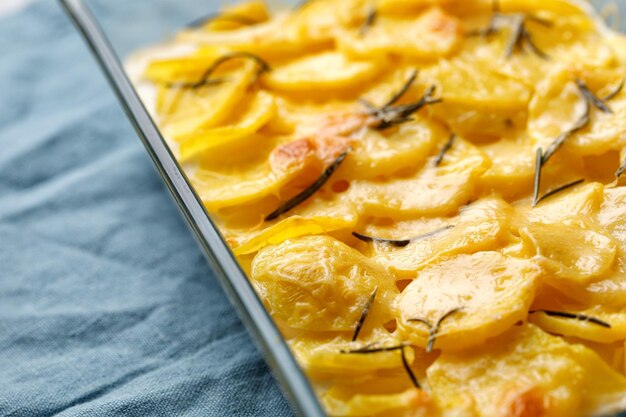 Batata gratinada com alecrim e queijo em prato de vidro Receita passo a passo Caçarola de batata close-up