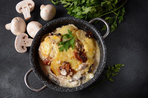 Batata gratinada com cogumelos na caçarola