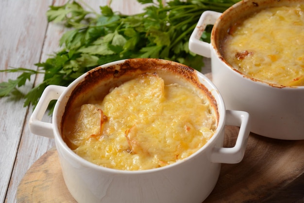 Batata gratinada em cocotte branco assado