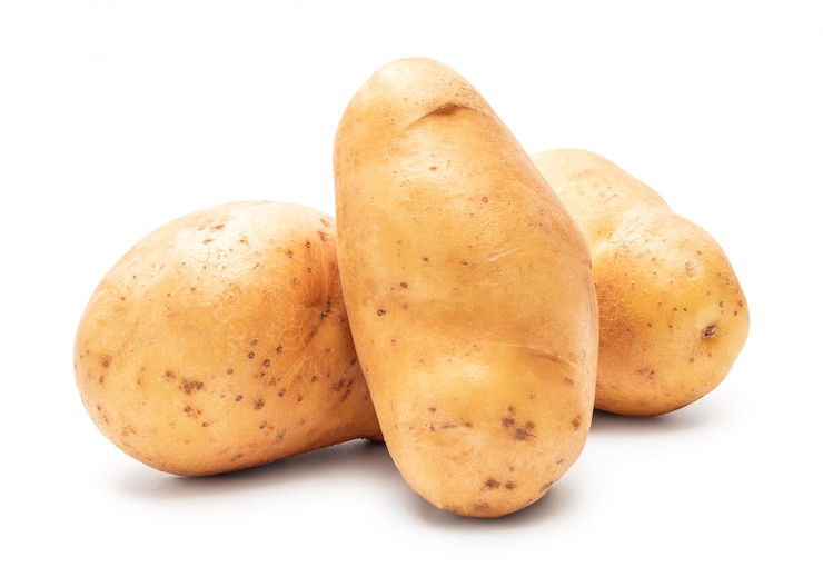 Foto batata isolada no fundo branco. batatas frescas.