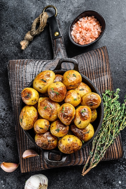 Batata jovem assada com tomilho em uma panela