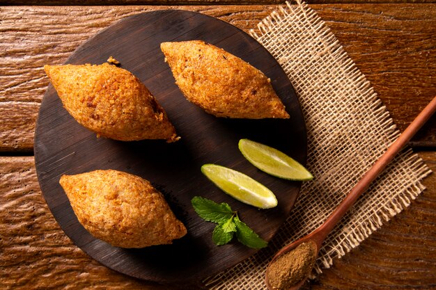 Batata Kibbeh - Carne picada do Oriente Médio e salgadinho frito de trigo integral feito com batata. Também prato de festa popular no Brasil (kibe).