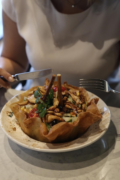 Batata kumpir assada recheada com queijo, linguiça, azeitonas, pimentão e milho