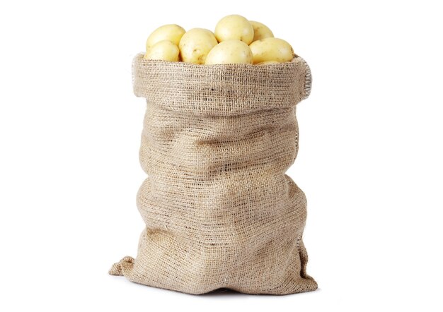 Batata madura em saco de estopa isolada no fundo branco | Foto Premium