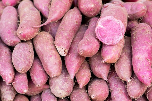 Foto batata morada en el mercado.