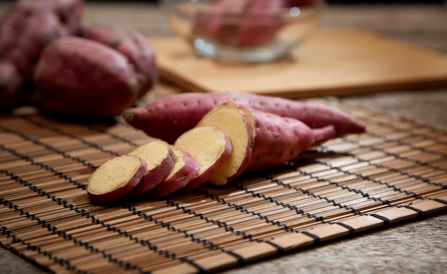 Batata sin procesar en la tabla de madera