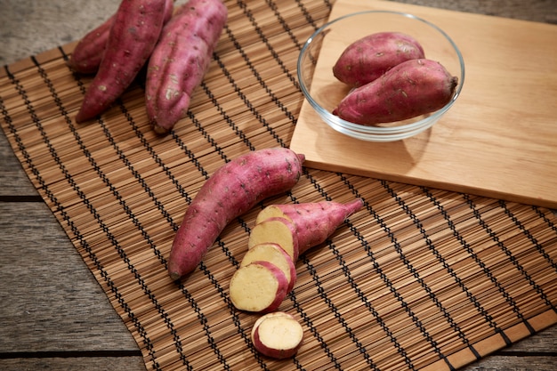 Batata sin procesar en la tabla de madera