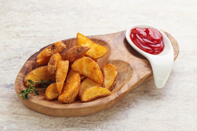 Batata rústica frita com ketchup de tomate