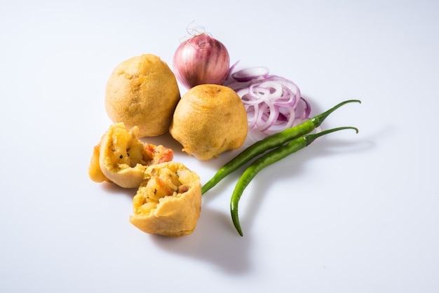 Batata vada ou aloo bonda é um lanche da hora do chá indiano saboroso e popular servido com pimenta verde e ketchup de tomate. foco seletivo