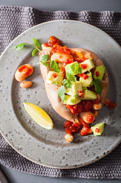 Batatas al horno con aguacate y frijoles