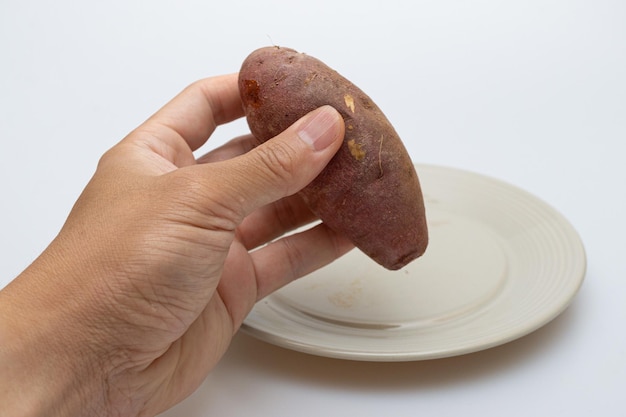 Batatas asadas en un plato que se ve delicioso