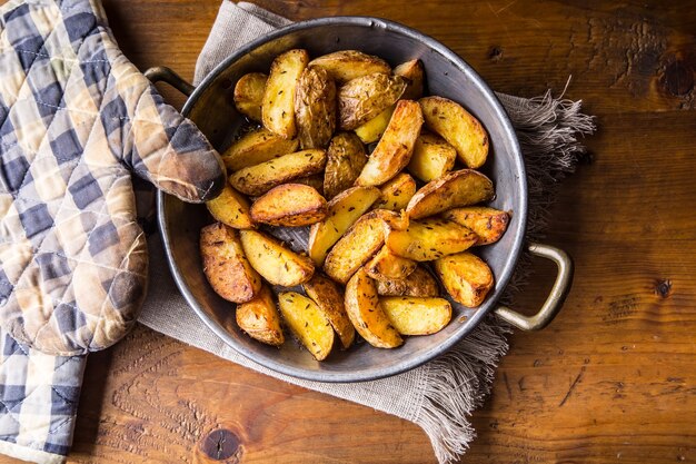 Batatas assadas americanas com bacon defumado alho sal pimenta cominho endro salsa erva decoração