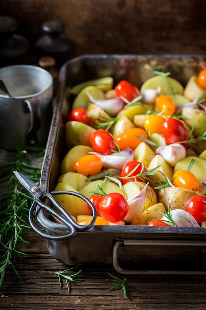 Batatas assadas caseiras com alho e tomate cereja