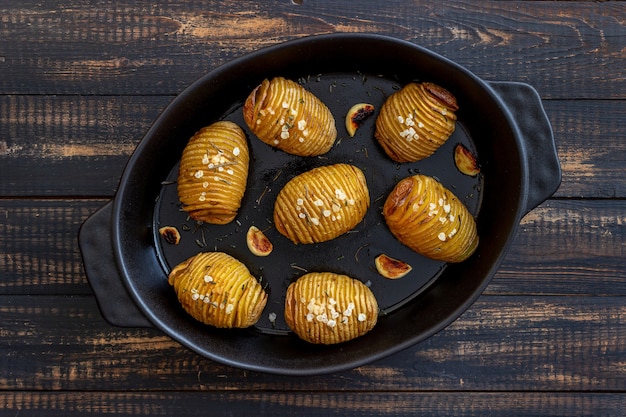 Batatas assadas com alecrim e alho. Alimentação saudável. Comida vegetariana.