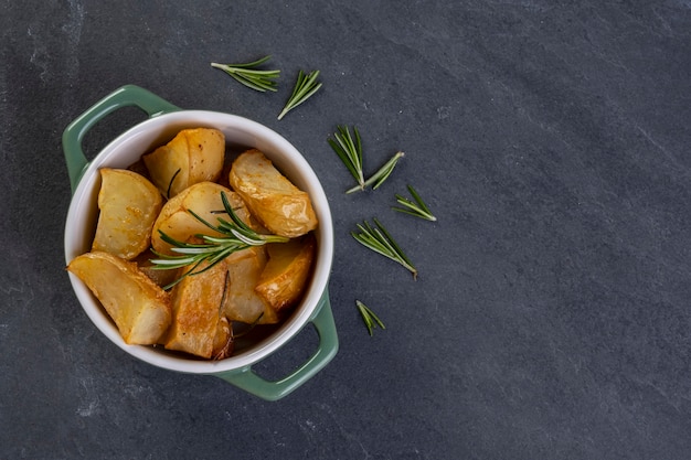 Batatas assadas com alecrim e páprica picante