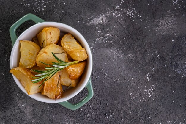 Batatas assadas com alecrim e páprica picante