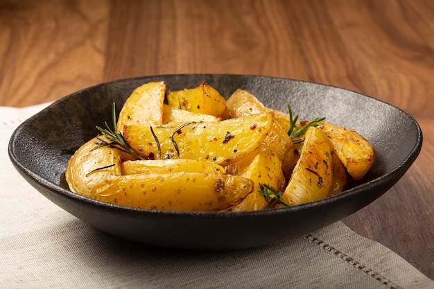Batatas assadas com alecrim no prato