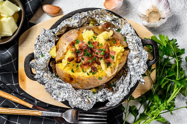 Batatas assadas com bacon e queijo