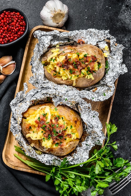 Batatas assadas com bacon e queijo
