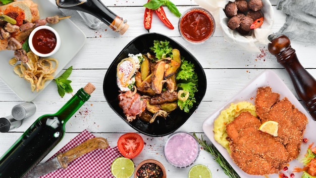 Foto batatas assadas com ovo escalfado e bacon em um fundo de madeira vista superior espaço livre para o seu texto