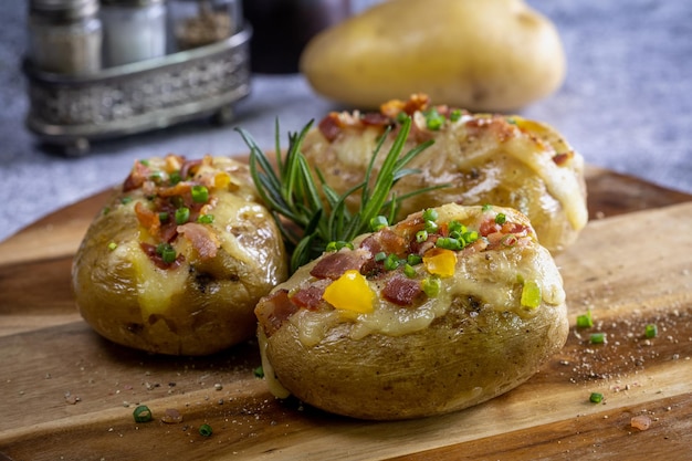 Batatas Assadas com Queijo e Bacon