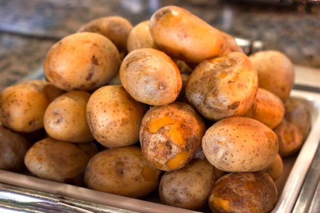 Batatas assadas em uma casca em uma bandeja