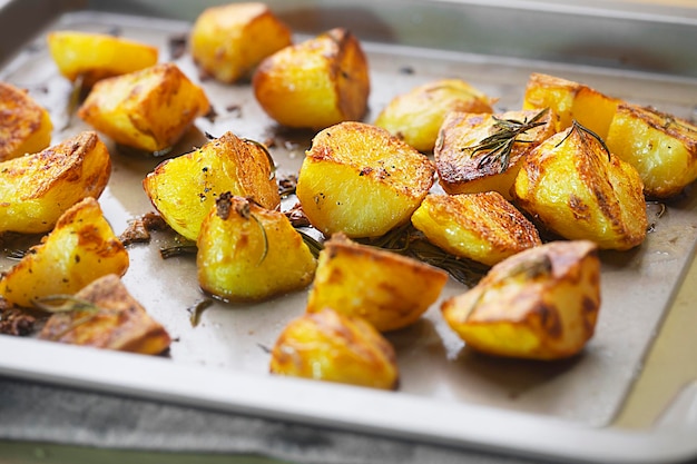 Batatas assadas na assadeira com alho e alecrim