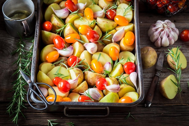 Batatas assadas saborosas como prato perfeito para grelhar