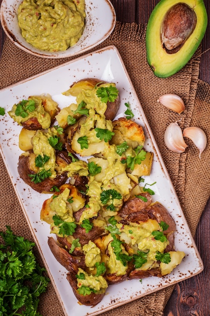 Foto batatas assadas servidas com guacamole