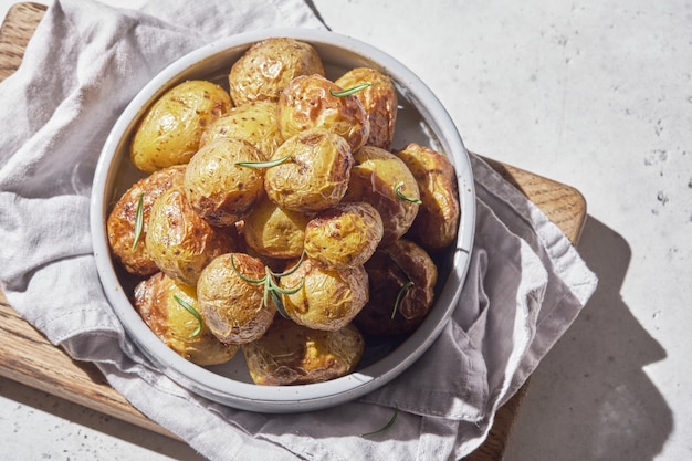 Batatas baby assadas no forno com erva de alecrim