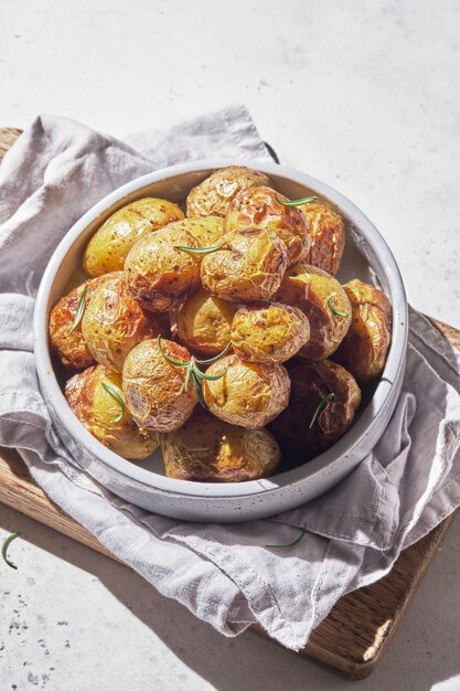 Batatas baby assadas no forno com erva de alecrim