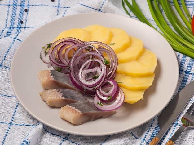 Batatas com arenque decoradas com cebola roxa