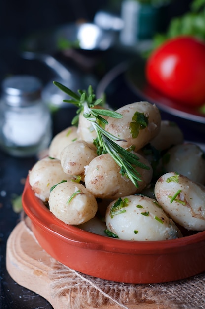 Batatas cozidas jovens