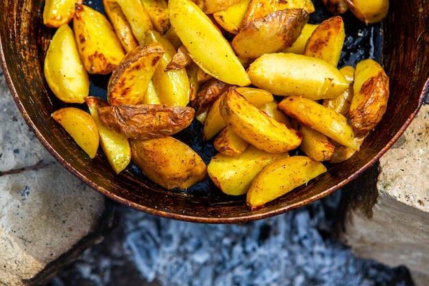 Batatas crocantes caseiras em uma frigideira no fogo lá fora