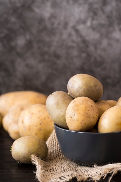 Foto batatas cruas em tigela cinza