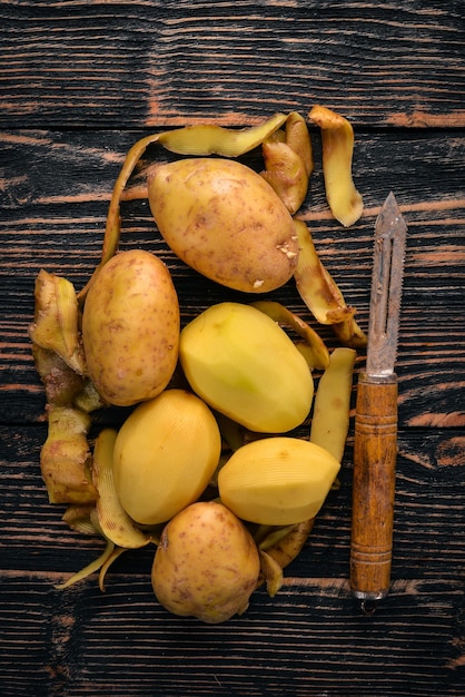 Batatas cruas em um fundo de madeira marrom Cozinhar Espaço livre para texto Vista superior