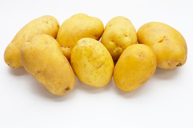 Batatas cruas isoladas no fundo branco