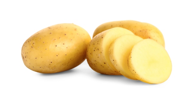 Batatas cruas no branco