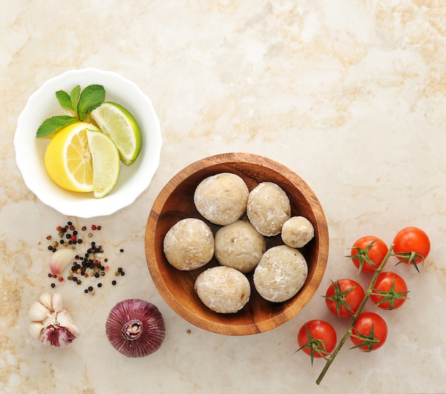 Batatas das canárias cozidas com sal, rúcula, limão, tomate, alho e especiarias