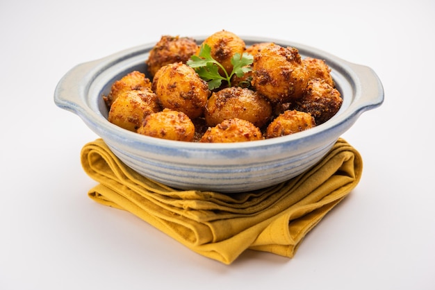 Batatas de Bombaim assadas caseiras Batatas baby fritas ou aloo com sementes de jeera e coentro em tigela