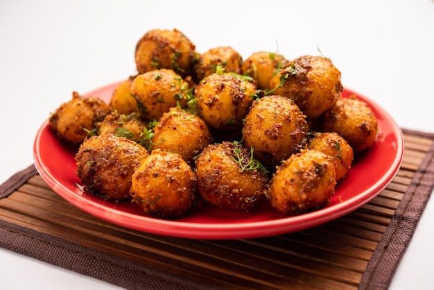 Batatas de Bombaim assadas caseiras Batatas baby fritas ou aloo com sementes de jeera e coentro em tigela