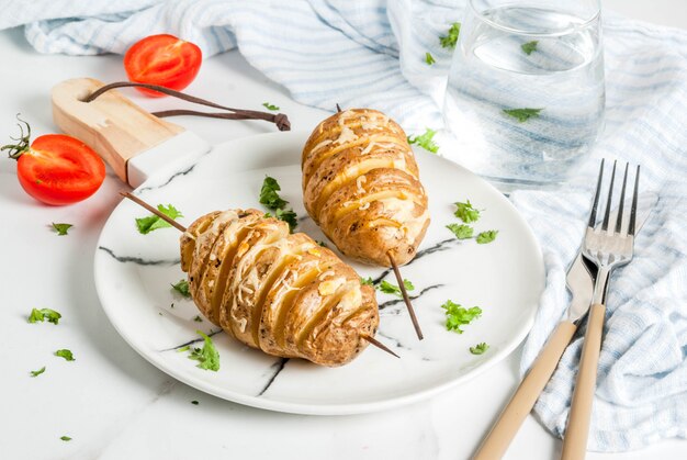 Batatas de queijo Tornado com salsa e tomate, em mármore branco,