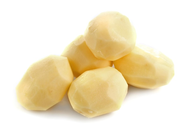 Batatas descascadas cruas isoladas em branco