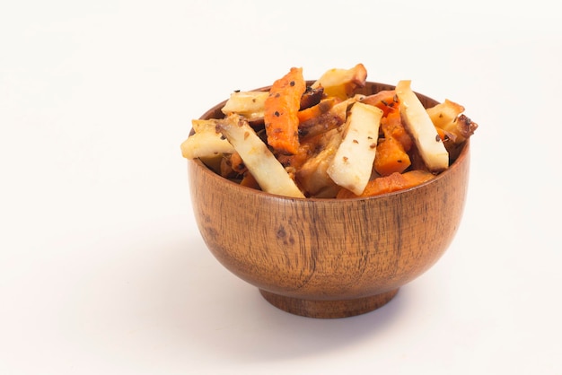 Foto batatas doces e batatas fritas brancas com forno