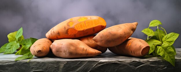 Foto batatas doces frescas em um prato de pedra sobre um fundo escuro